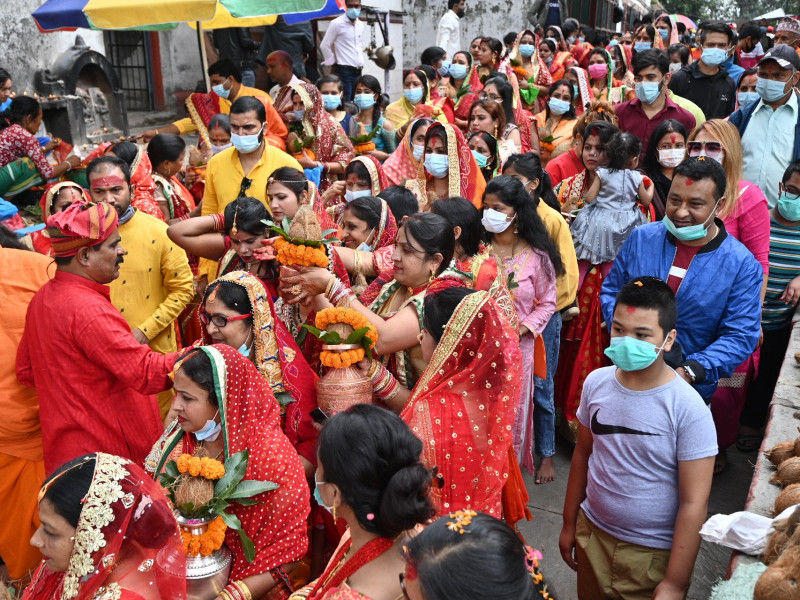 शक्तिपीठमा भक्तजनको चहलपहल, जनस्वास्थ्य मापदण्डकाे छैन पालना (फाेटाे फिचर)